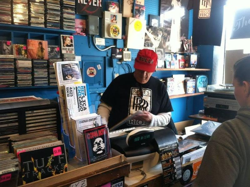 Jazzbuffén Raffe Simonian bjöd på rariteter och vintagevinyl i sin butik på 4350 N. Cicero. | Medföljer foto