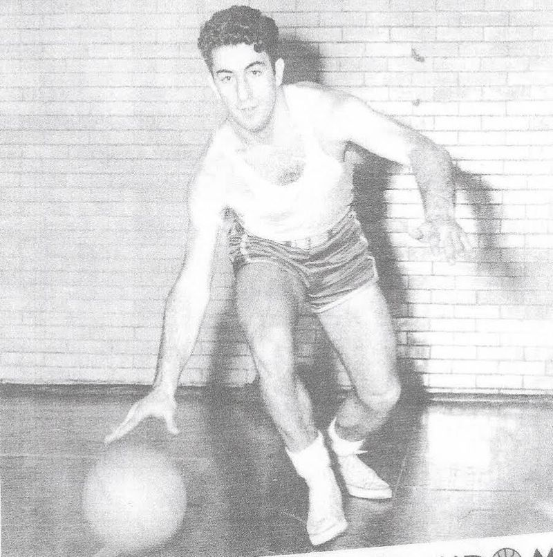 Som basketspelare på Schurz High School var Raffe Simonian en MVP. | Medföljer foto