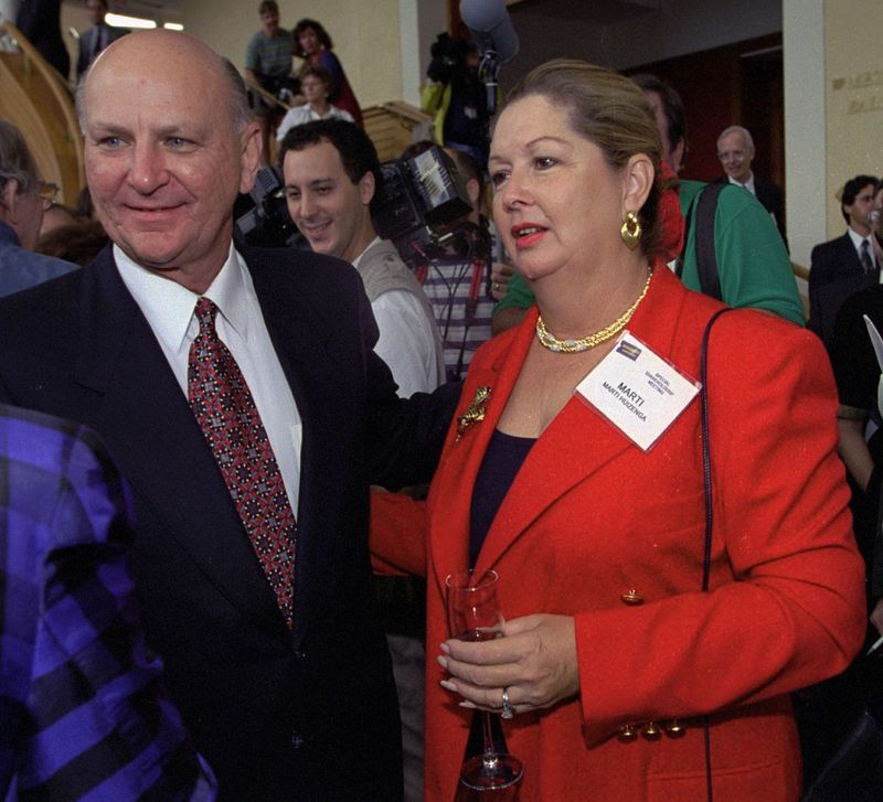 H. Wayne Huizenga y su esposa Marti saludan a los accionistas de Blockbuster Entertainment el 29 de septiembre de 1994 en Fort Lauderdale. | AP