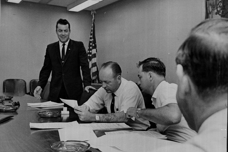Wakil perniagaan 150 Tempatan ketika itu Bill Dugan (tiga dari kiri) bergambar bersama pemimpin kesatuan pada tahun 1966.