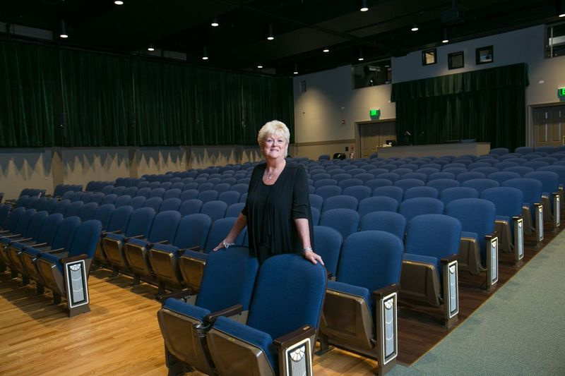 Nancy Hughes en uno de los muchos beneficiarios de su filantropía: el Teatro John & Nancy Hughes en el Centro Comunitario de Gorton en Lake Forest.
