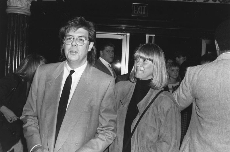 Nancy y John Hughes en el estreno de una película. |