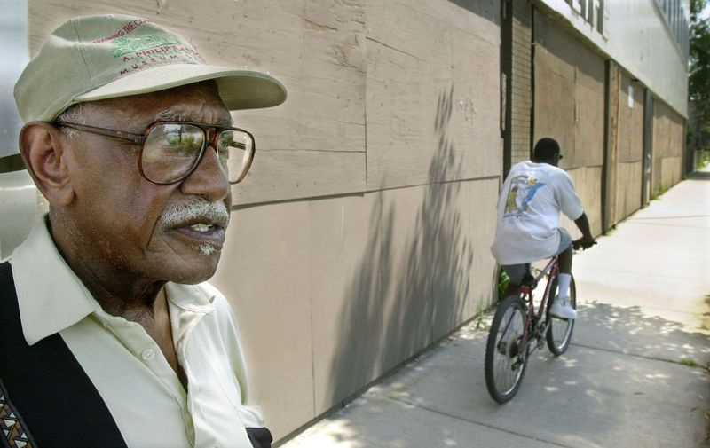 Timuel Black giver en historisk tur langs 35th Street i 2001 uden for den gamle Supreme Life Building.