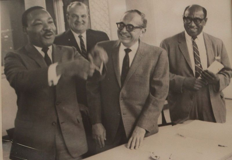 Et foto fra 1965 af Timuel Black (yderst til højre) med præsten Martin Luther King Jr. (yderst til venstre). Sorte aktivister demonstrerede for åben bolig med King i Marquette Park.