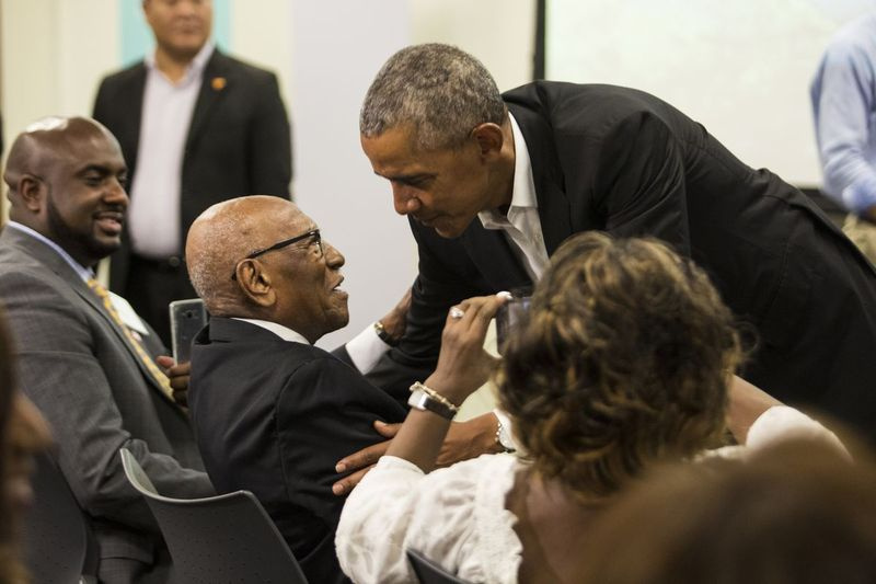 Tidligere præsident Barack Obama hilste på Timuel Black under et møde i 2018 i Obama Foundations hovedkvarter i Hyde Park.