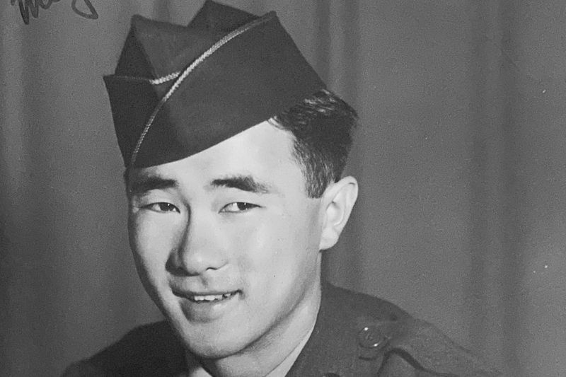 Yosh Yamada astus kolledžisse pärast seda, kui ta viibis Teise maailmasõja aegses jaapanlaste ameeriklaste interneerimislaagris. Kuid peagi võeti ta sõjaväkke.