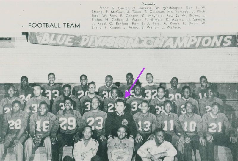 Treener Yosh Yamada (noole all) koos oma võitnud Chicago avaliku liiga sinise divisjoni mängijatega 1958. aasta Englewoodi keskkooli Eaglesi jalgpallimeeskonnas.