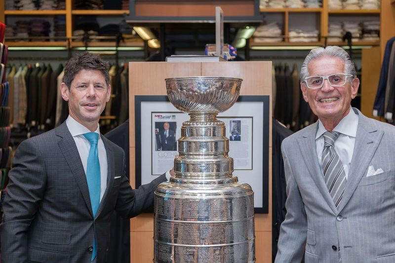 Sidney Shapiro (rechts) und sein Sohn Scott Shapiro posieren mit dem Stanley Cup in Syd Jerome, 2 N. LaSalle St. Mr. Shapiro stattete viele Blackhawks-Spieler aus. | Johnny Burbano Fotografie