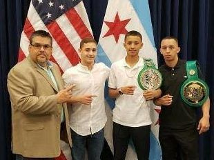 Οι νικητές πυγμάχοι αναδύθηκαν από το Chicago Youth Boxing Club στο υπόγειο της κοινοτικής εκκλησίας La Villita του πάστορα Victor Rodriguez. (Από αριστερά) Πάστορας Vic, Felix Gonzalez, Omar Perez και George Perez. | Παρεχόμενη φωτογραφία