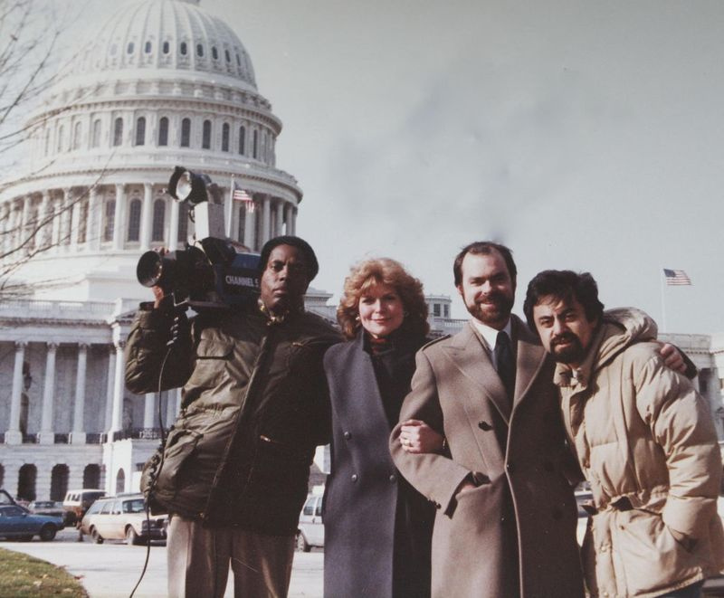 Jim Stricklin (vasakul, kaameraga) koos WMAQ-TV kolleegide Carol Marini, produtsendi Don Moseley ja insener Silvio Costalesiga 1984. aastal Washingtonis, D.C.