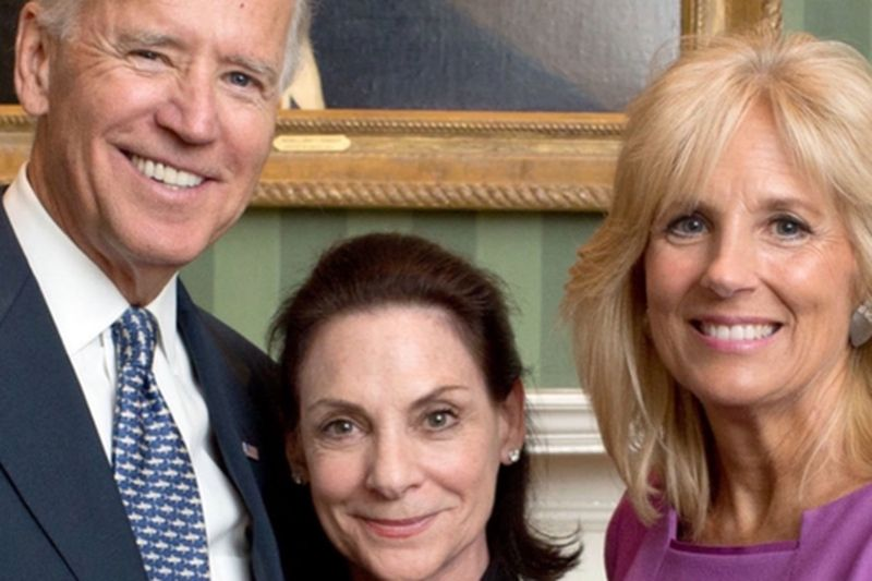 Linda Rae Sher (au centre) avec le président élu Joe Biden et la nouvelle première dame Jill Biden.