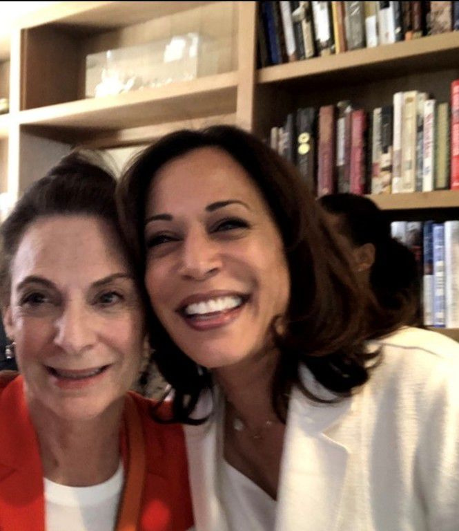 Linda Rae Sher et la vice-présidente élue Kamala Harris.