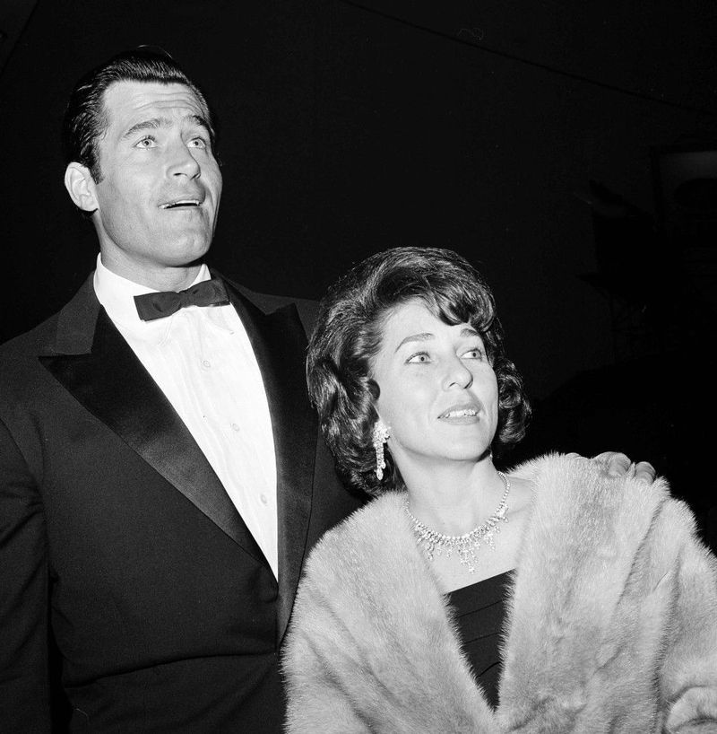 Clint Walker in njegova žena prispeta na premiero Kleopatre v Los Angeles. | AP