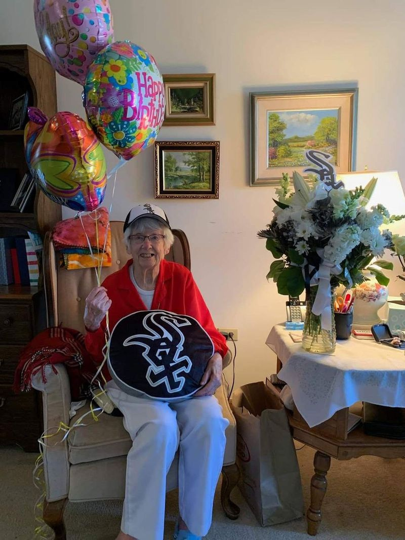 ホワイトソックスをテーマにした99歳の誕生日パーティーでのヘレンマコーミック。