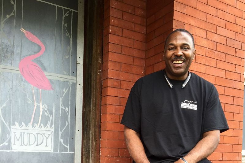 Joseph Mojo Morganfield nos degraus da frente da casa de seu pai, Muddy Waters, na 4339 S. Lake Park Ave. em Chicago, que está sendo reformada em um museu. O filho morou aqui com seu pai, uma lenda do blues, antes de se mudar para Westmont.