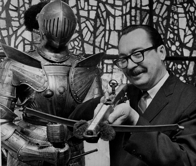 Stanley Balzekas Jr., vystavuje kuši ze 16. století před otevřením Balzekasova muzea litevské kultury v roce 1966.
