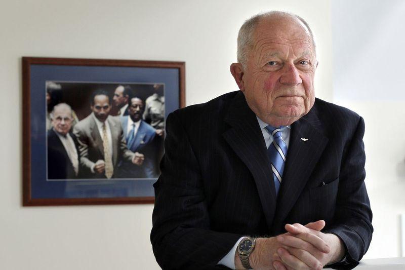 Op deze bestandsfoto van 22 mei 2014 is de beroemde advocaat F. Lee Bailey in zijn kantoor in Yarmouth, Maine. Bailey, de beroemde advocaat die O.J. Simpson, Patricia Hearst en de vermeende Boston Strangler, maar wiens juridische carrière stopte toen hij in twee staten werd geschorst, is overleden, bevestigde een voormalige collega op donderdag 3 juni 2021. Hij was 87.