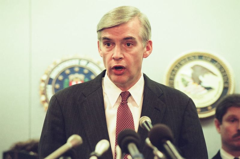 O procurador dos EUA, Jim Burns, em uma coletiva de imprensa em março de 1996.