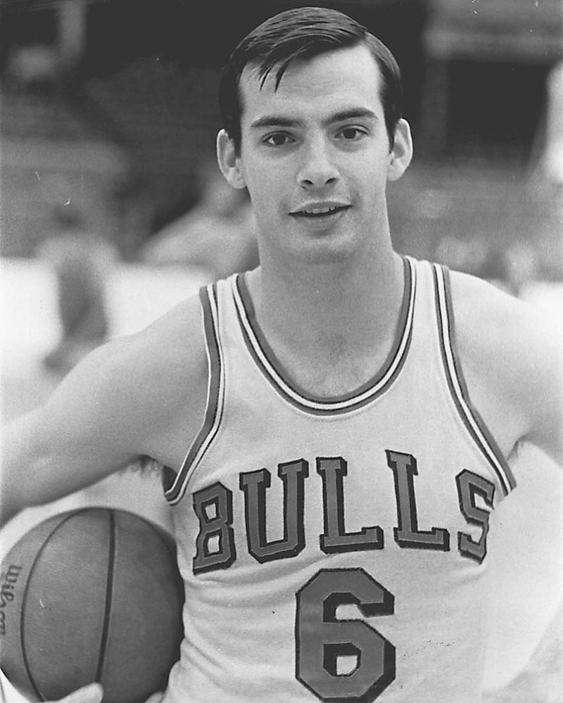 Jim Burns participou de uma temporada pelo Chicago Bulls após se formar na Northwestern University.