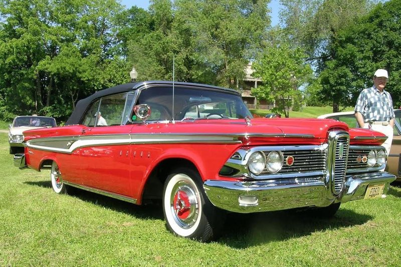 Zberateľ Ford Jerry Capizzi s Fordom Edsel Corsair, ktorý vlastnil a ktorý mu na výstave v roku 1959 v Moskve závidel mnoho Rusov. Táto fotografia bola urobená asi pred 15 rokmi na stretnutí áut v Ypsilanti, Michigan.