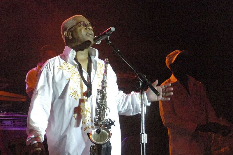 En esta foto de archivo del 3 de agosto de 2008, Dennis Thomas actúa con la banda Kool and the Gang en un concierto en Bethlehem, Pensilvania. Dennis Dee Tee Thomas, miembro fundador de la banda de soul-funk Kool & the Gang, ha murió. Thomas murió pacíficamente mientras dormía el sábado 7 de agosto de 2021 en Nueva Jersey, donde residía en Montclair.