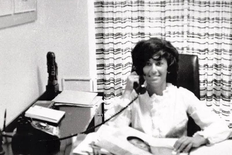 Zelda Sands in de kantoren van Sam Cooke