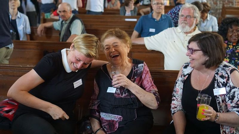 Magda Brown (midden) en dochter Rochelle Brown-Rainey (rechts) in Berlijn tijdens een Duits vredes- en verzoeningsevenement in 2018 over de erfenis van het nazisme.