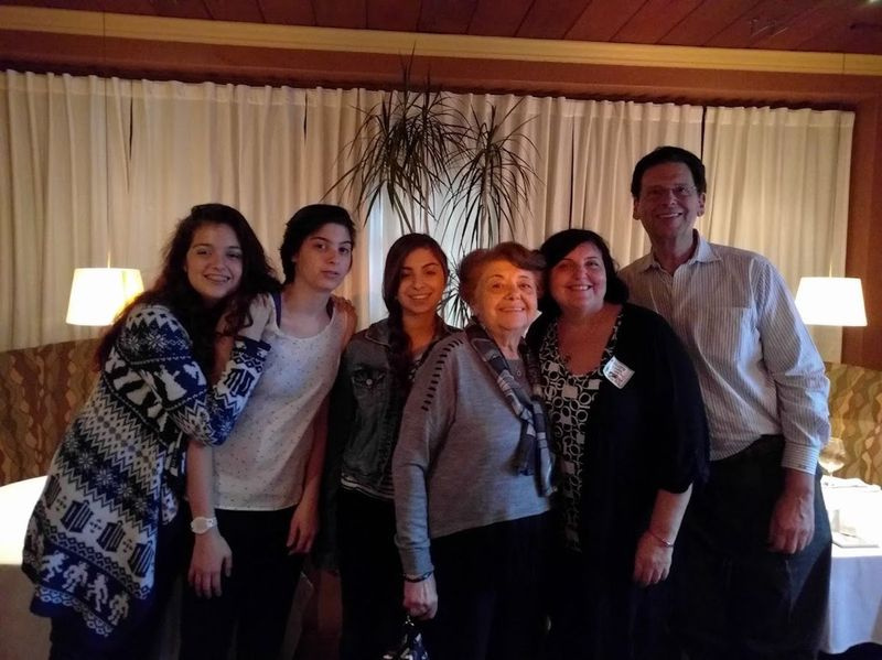 Holocaustoverlevende Magda Brown en haar familie.