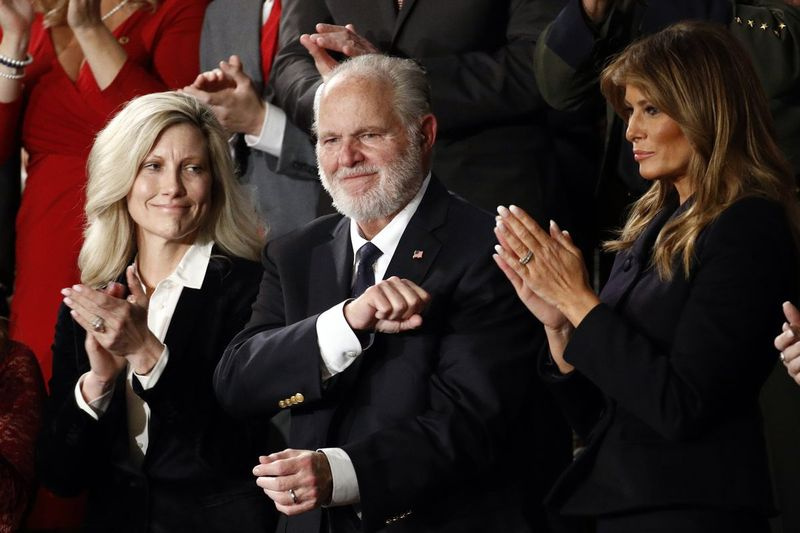 Sellel 4. veebruari 2020 failifotol reageerib Rush Limbaugh esimese leedi Melania Trumpi ja tema abikaasa Kathrynina aplodeerides, kui president Donald Trump peab oma liidu seisundit käsitleva kõne kongressi ühisistungil Washingtonis Capitol Hillil. Ameerika konservatiivsuse häälekandjaks saanud vestlusraadio saatejuht Limbaugh on surnud.