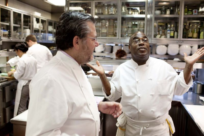 El chef Reginald Watkins, visto aquí con Charlie Trotter en agosto de 2012, fue el primer empleado de Trotter en su famoso restaurante de Lincoln Park y se convirtió en uno de sus empleados más valiosos.