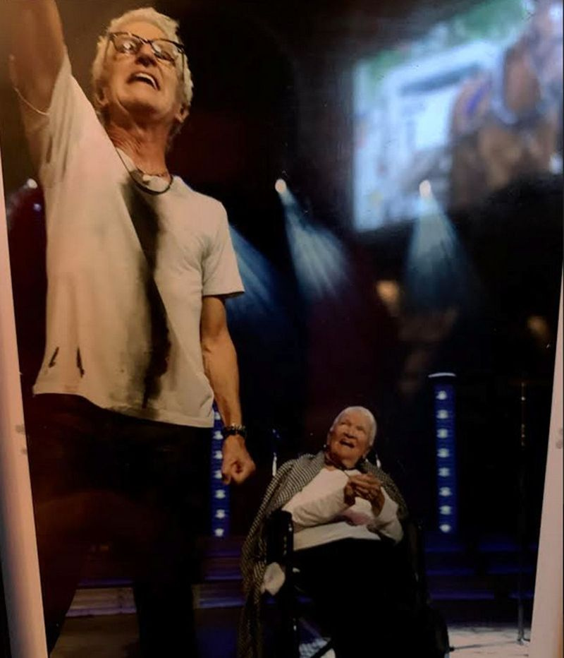 Mille Cronin ser på efter att hennes son Kevin Cronin tog henne upp på scenen under en REO Speedwagon-show 2016 på Star Plaza Theatre i Merrillville.