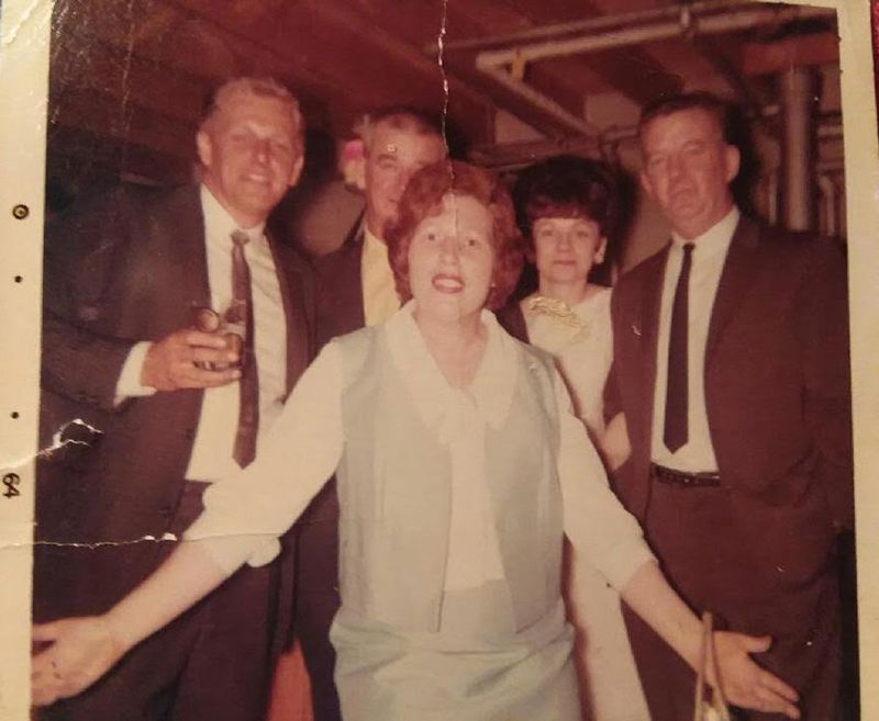 Georgia Sheehan (centro) com seu marido Eugene (direita) em 1964 em uma das muitas festas em casa que eles e seus amigos dariam.