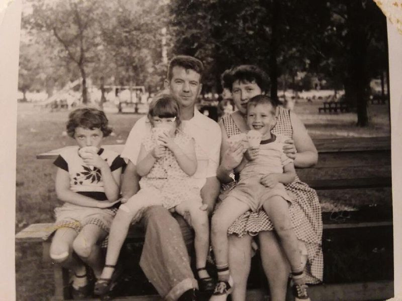Georgia e Eugene Sheehan e sua crescente família.