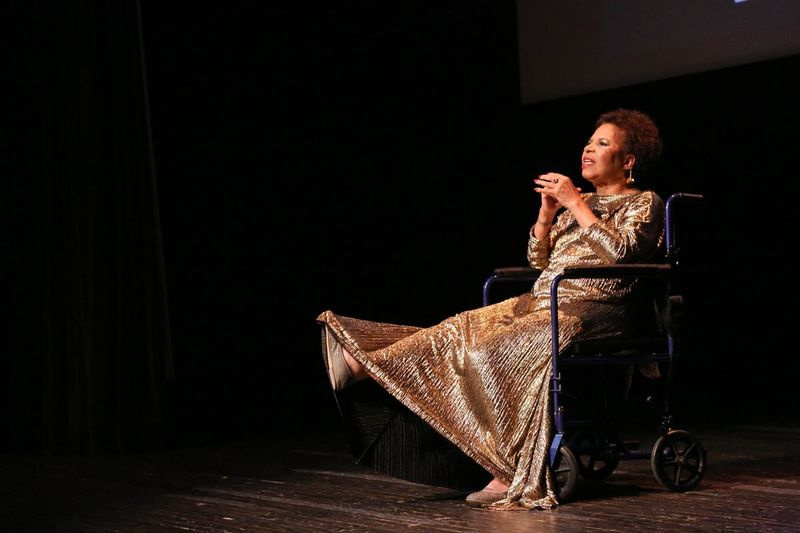 Der Dichter Ntozake Shange spricht auf der Bühne während I Found God In Myself: The 40th Anniversary Of For Coloured Girls VIP Opening Reception im Schomburg Center for Research in Black Culture am 17. September 2014 in New York City. | Rob Kim/Getty Images