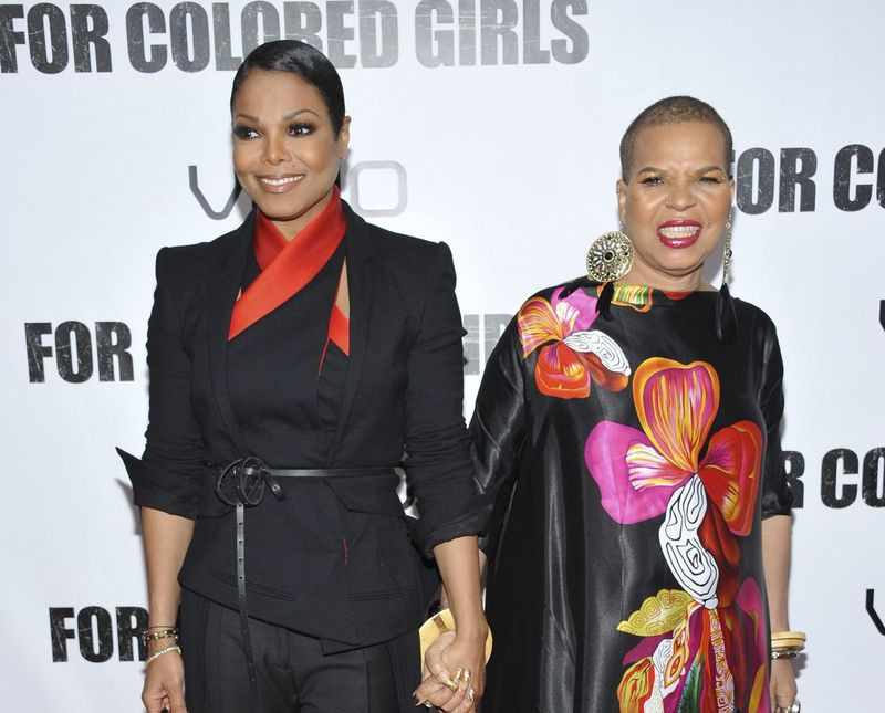 Auf diesem Foto vom 25. Oktober 2010 nehmen die Schauspielerin Janet Jackson (links) und der Autor/Dramatiker Ntozake Shange an einer Sondervorführung von For Coloured Girls im Ziegfeld Theatre in New York teil. | AP Foto/Evan Agostini, Datei