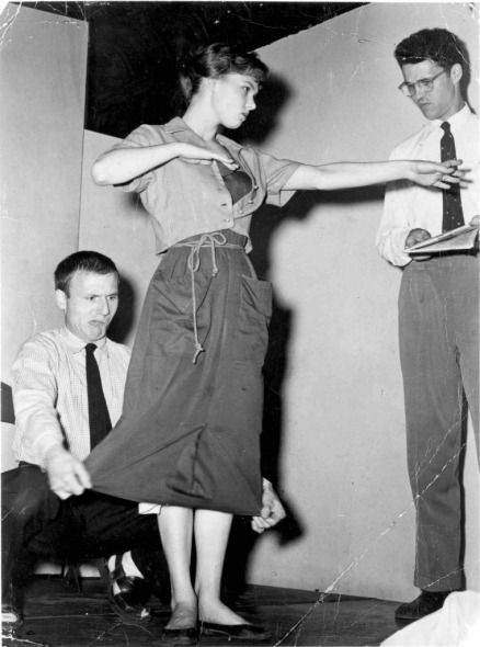 Barbara Harris speelt een model in het eerste optreden van The Compass Players, op 5 juli 1955, met Andy Duncan (rechts) en David Shepherd als modeontwerper Yves St. Laurent. | Sun-Times-bestanden