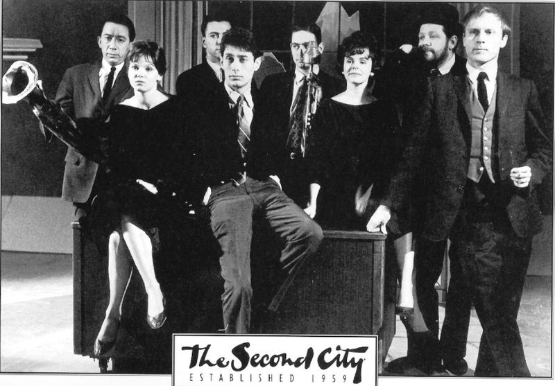 De originele cast uit 1959 van The Second City (van links naar rechts) Eugene Troobnik, Barbara Harris, Alan Arkin, Paul Sand, Bill Mathieu, Mina Kolb, Severn Darden en Andrew Duncan. | tweede stad