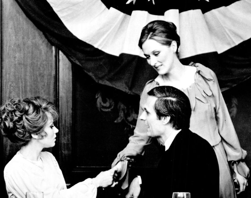 Barbara Harris (links) met Alan Alda en Meryl Streep in The Seduction of Joe Tynan. | Universele foto