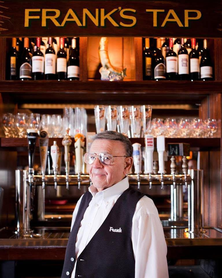 Barkeeper Frank Rotondo unter dem Frank