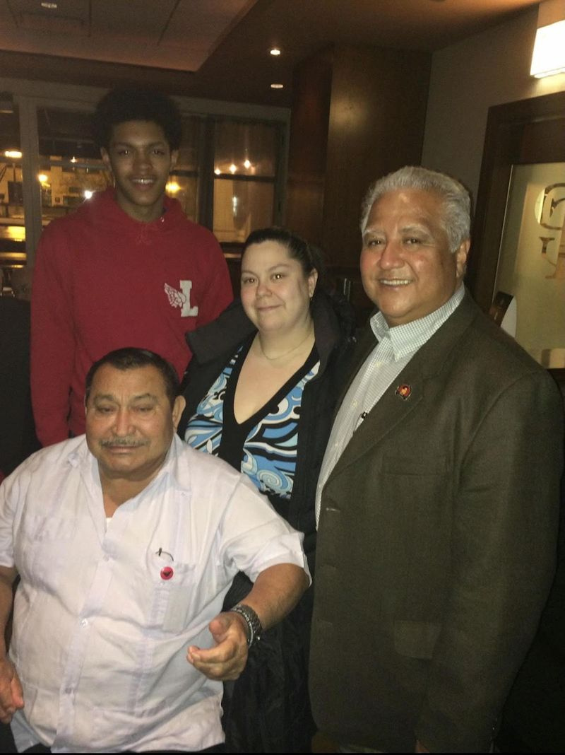 Marcos Muñoz (a sinistra) con (da sinistra) il nipote Anthony Thompson, la figlia Maria e Paul Chavez, figlio di Cesar Chavez e presidente della Fondazione Cesar Chavez.