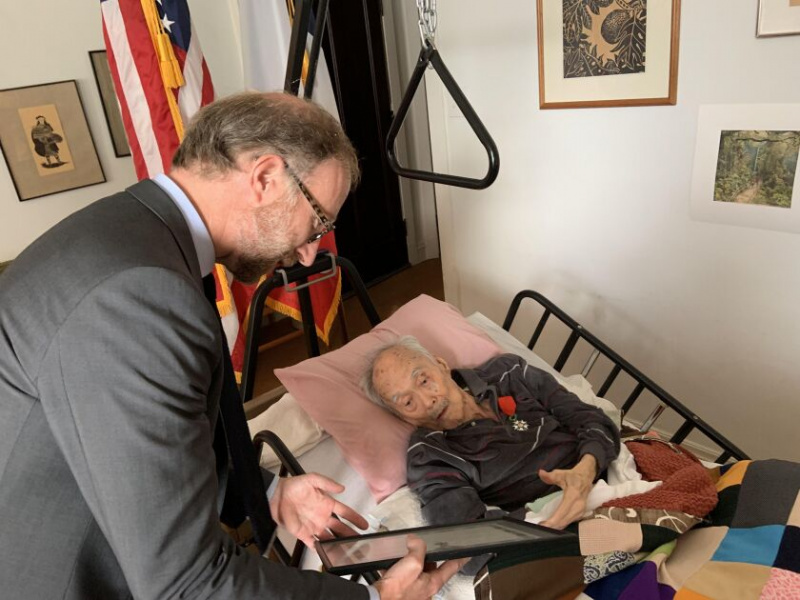   Hiroshi 'Johnny' Okura portant la Légion d'honneur, la plus haute décoration française, qu'il a reçue des mains du Consul général de France Yannick Tagand.