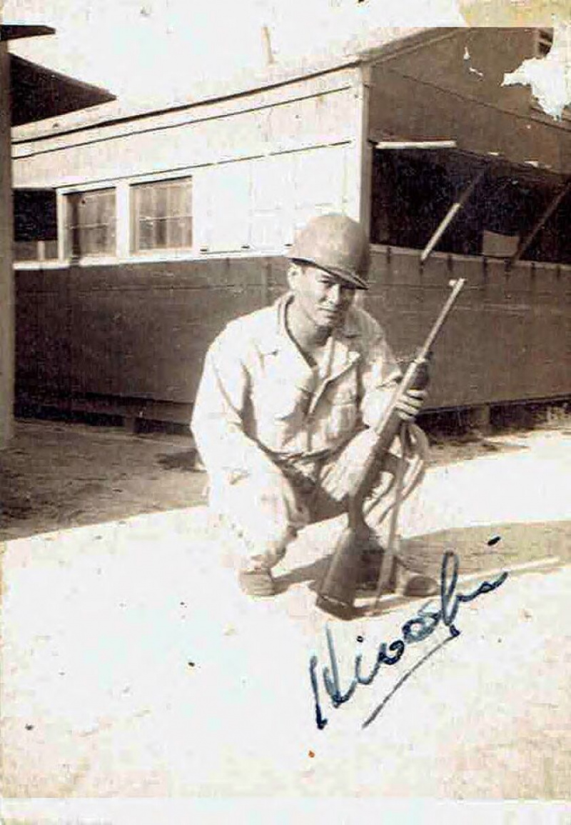   Hiroshi 'Johnny' Okura en uniforme. Il a servi avec la légendaire 442nd Regimental Combat Team pendant la Seconde Guerre mondiale.