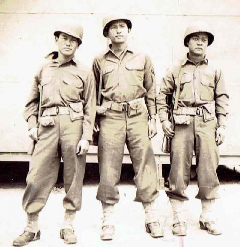   Hiroshi 'Johnny' Okura (à gauche) lors d'un entraînement au Camp Shelby dans le Mississippi.
