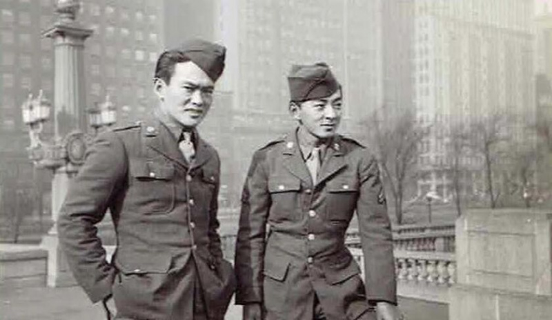   Hiroshi 'Johnny' Okura (à gauche) et un ami en visite à Chicago pendant leur congé.
