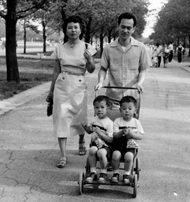   Hiroshi et Daisy Okura au zoo de Brookfield avec leurs fils Gerald (à gauche) et Terry.