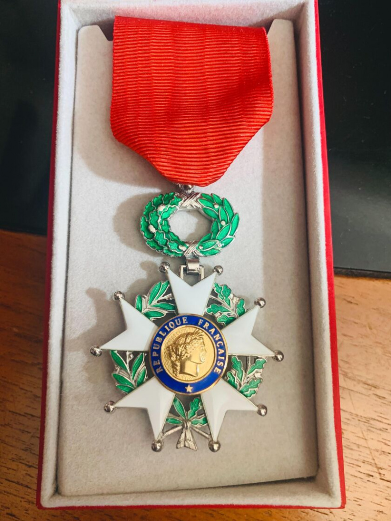   La médaille de la Légion d'honneur décernée à Hiroshi 'Johnny' Okura.