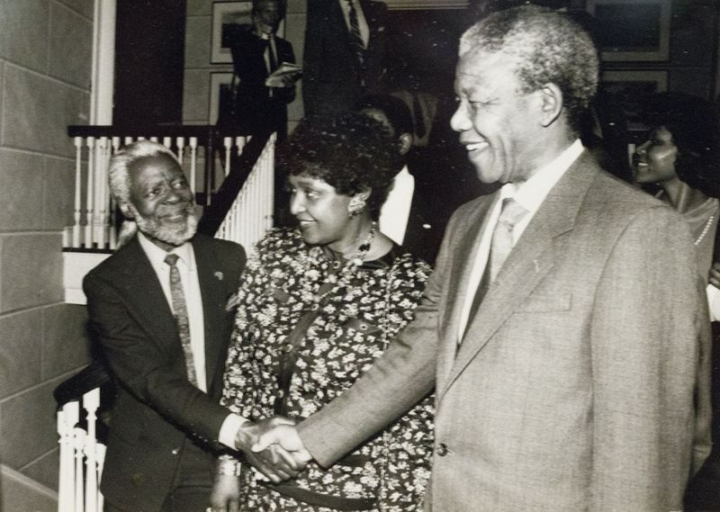 Cliffas Josephas 1990 m. Niujorke padovanojo portretą Nelsonui Mandelai, čia kartu su tuometine žmona Winnie Mandela.