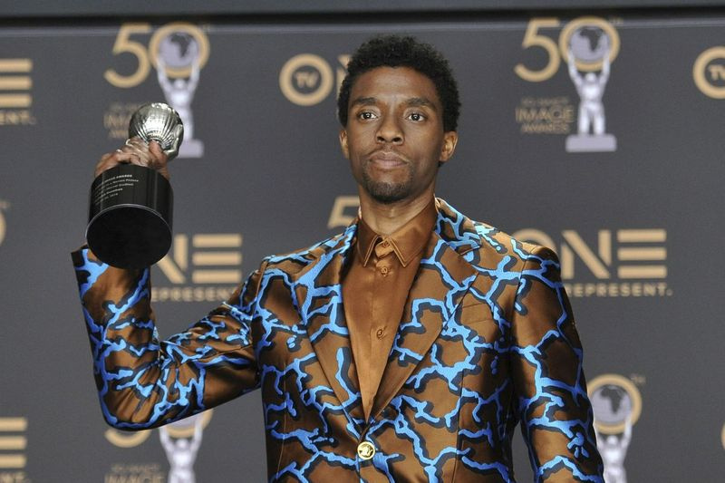 Chadwickas Bosemanas 50-ajame kasmetiniame NAACP vaizdo apdovanojimų ceremonijoje Dolby teatre Los Andžele 2019 m., atsiėmęs savo apdovanojimą už puikų aktorių filme Juodoji pantera.