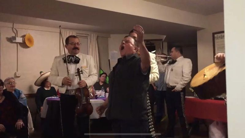 Raúl Montes laulmas perekonna kokkutulekul.