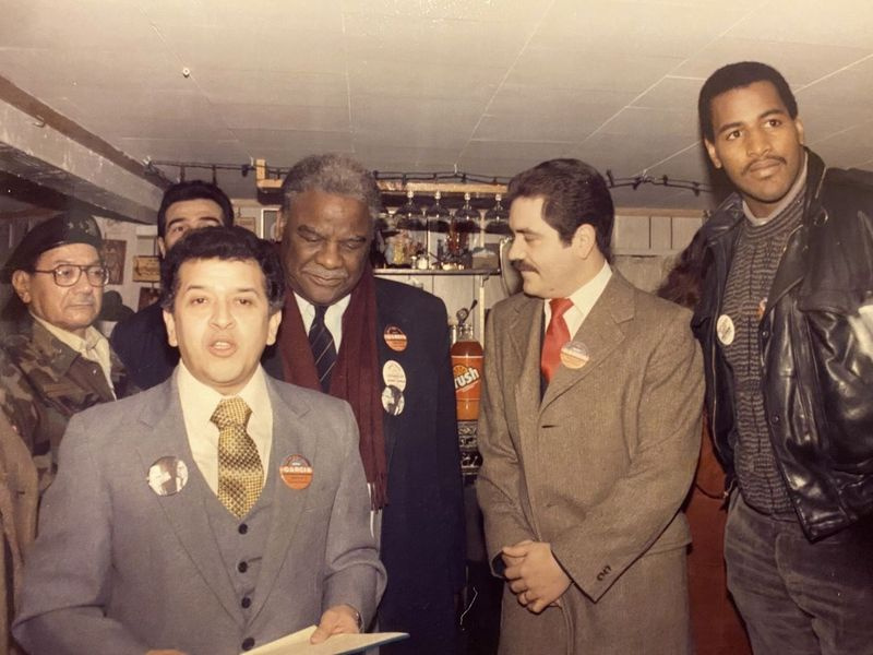 Raúl Montes (esiplaanil) koos (temast vasakul), endise linnapea Harold Washingtoni, USA vabariigi Jesus Chuy Garcia ja Richard Dentiga, Chicago Bearsi kuulsuste saali kaitsev osa.